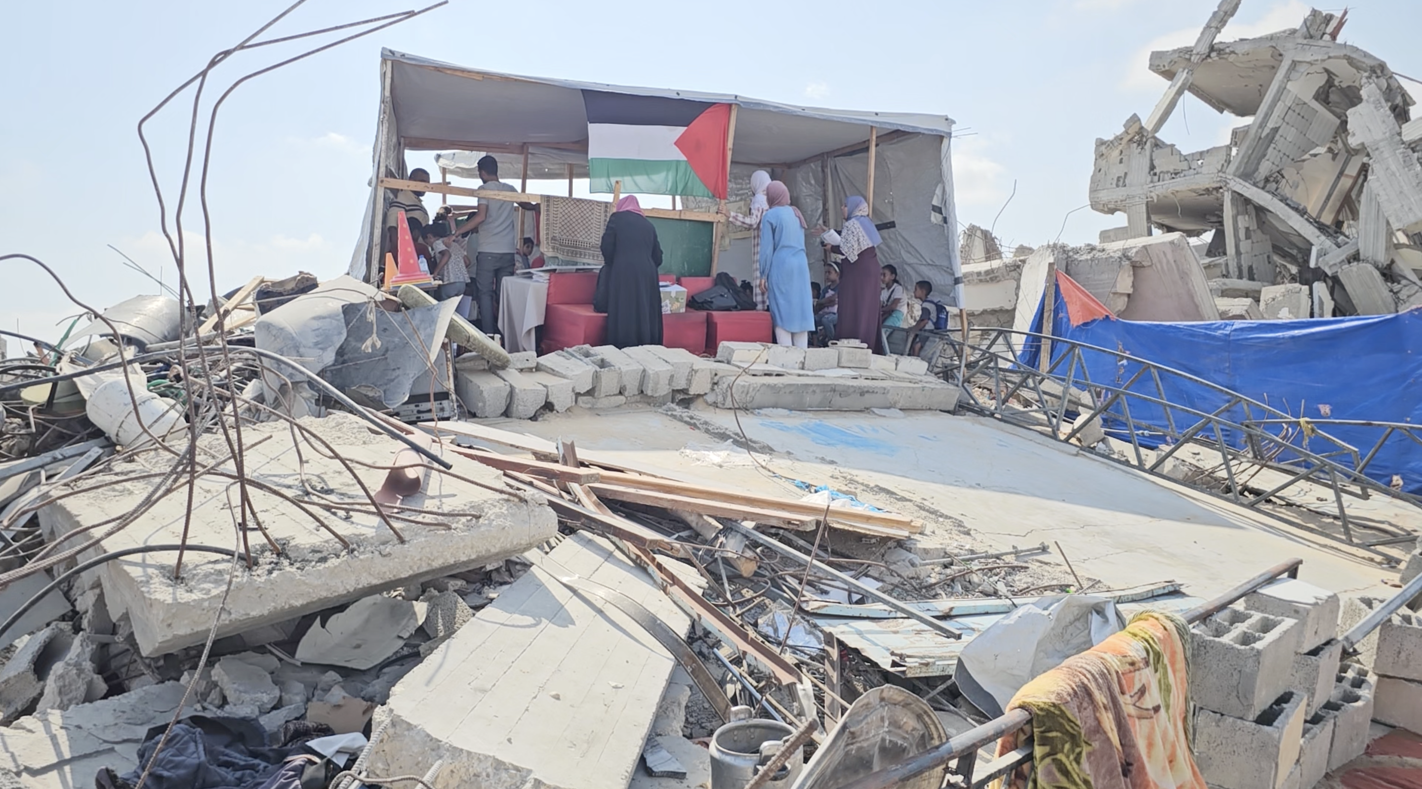«الخيمة التعليمية» بديل مدارس القطاع التي دمرها العدوان | جيش الاحتلال يعلن عدم وجود أنفاق نشطة على الحدود مع مصر